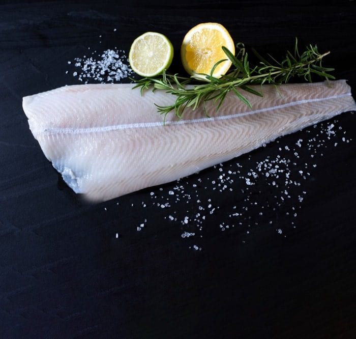 Filet de flétan assaisonné de sel, de citron et de thym