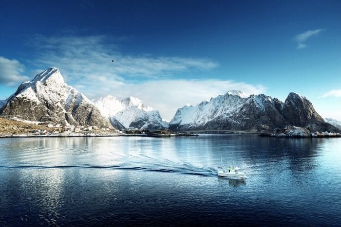 Bateau de pêche sur un grand lac