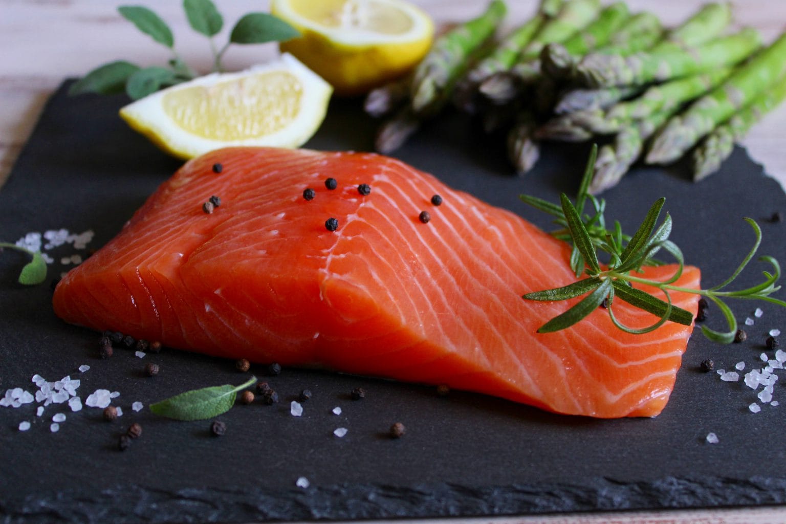 Wilde sockeye zalmporties en -filets